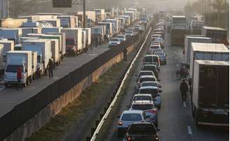 Caminhoneiros deram prazo de sete dias ao governo federal, mas mantêm estado de greve.