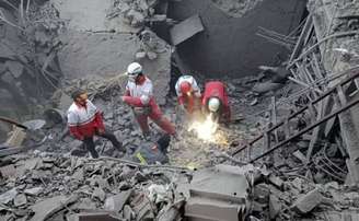 Membros do Crescente Vermelho Iraniano trabalham no local de um suposto ataque em meio ao conflito entre os EUA e Israel com o Irã, perto da Mesquita Hosseinieh Azam Zanjan em Zanjan, Irã, nesta captura de tela de um vídeo divulgado em 31 de março de 2026. Sociedade do Crescente Vermelho Iraniano/Divulgação via REUTERS