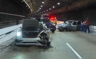 Porsche bate em outro carro em acidente grave no Túnel Ayrton Senna, zona sul de São Paulo, na madrugada desta segunda,13.
