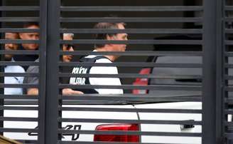 O ex-presidente Jair Bolsonaro ao chegar em casa, em Brasília, para cumprir prisão domiciliar, em março