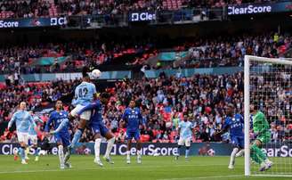 Semenyo, do Manchester City, tenta a cabeçada no meio da defesa do Chelsea –