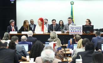 Fim da 6x1: Oposição pede mais tempo de análise de PEC que reduz jornada; votação fica para quarta