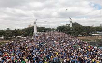 Fiéis cruzam a Marginal Tietê durante a 34ª edição da Marcha para Jesus.