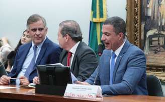 Coronel Assis (à dir) é o relator da PEC na CCJ
