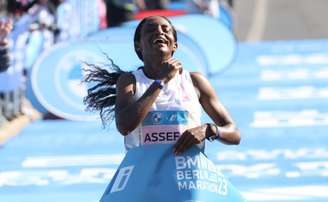 Assefa em Berlim 2023, quando estabeleceu o recorde mundial feminino de 2h11min53s (Foto: Fernanda Paradizo)