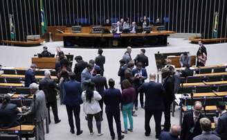 No Plenário, deputados aprovaram as alterações na medida provisória |