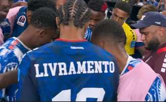 Jogadores de Cabo Verde acompanharam o final do jogo entre Espanha e Uruguai