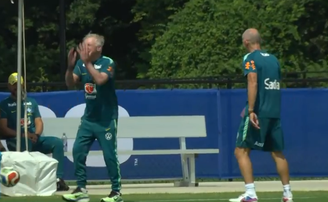 Ancelotti se aventura com a bola em treino e se irrita ao errar embaixadinha