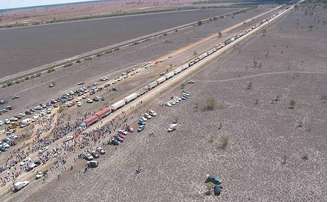 Imagem aberta dá a dimensão dos mais de 1.400 metros de comprimento do conjunto formado pelas 113 carretas com total de 117 eixos.