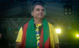 Flávio Bolsonaro (PL) durante ato de campanha para as eleições presidenciais
