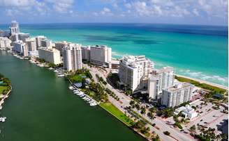 Situada às margens do Caribe, Miami ganhou o apelido de Cidade Mágica na década de 1920, quando o belo litoral e o clima ameno da região começaram a atrair turistas de todas as partes dos Estados Unidos. Hoje as praias mais frequentadas ficam em Miami Beach (acima), região que oficialmente é um município separado de Miami