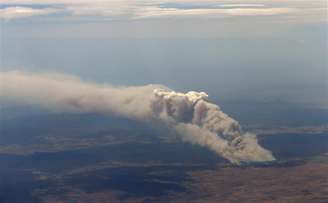 Fumaça de incêndio florestal de Yarrabin é vista, que queima fora de controle perto de Cooma, na Austrália. 08/01/2013