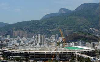 Em fase final de obras, o Estádio Jornalista Mário Filho, o Maracanã, começou a receber nesta segunda-feira a lona de cobertura