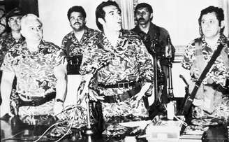 Foto de 23 de março de 1982 mostra momento em que o general Ríon Montt (centro) fala à imprensa na Cidade da Guatemala e anuncia a formação de uma junta após o golpe que derrubou o general Fernando Romeo Lucas García