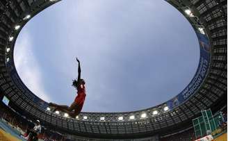 Norte-americana Brittney Reese salta na final do salto em distância pelo Campeonato Mundial de Atletismo, no estádio Luzhniki, em Moscou. Com um grande salto final, Reese brilhou no Mundial de Atletismo de Moscou e se tornou a primeira mulher a ser tricampeã do mundo em saldo em distância neste domingo. 11/08/2013.