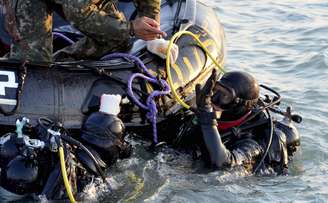 Mergulhadores seguem procurando por vítimas do naufrágio nesta quarta-feira