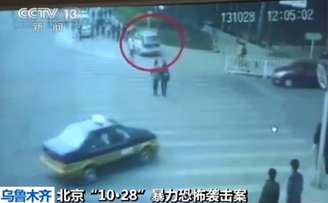 <p>Vídeo exibido pela emissora estatal China Central Television (CCTV), em 16 de junho, mostra o ataque ocorrido em 28 de outubro de 2013, no qual um veículo branco matou dois turistas e feriu outros 40</p>