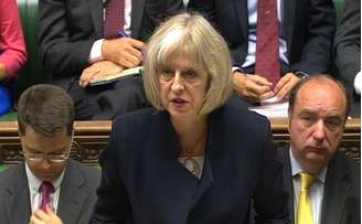 <p>Secretária do Interior, Theresa May, anuncia aos deputados na Câmara dos Comuns, em Londres, a revisão nas investigações sobre abuso sexual</p>