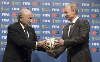 <p>Presidente russo, Vladimir Putin, e presidente da Fifa, Joseph Blatter, no Maracanã; Federação da Ucrânia quer sanção contra país vizinho</p>
