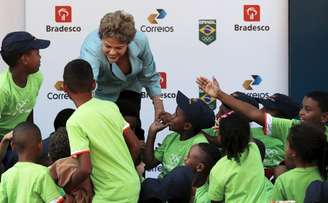 Presidente Dilma Rousseff cumprimenta crianças durante cerimônia de comemoração do Dia Olímpico, no Rio de Janeiro. 23/06/2015