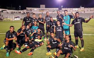 Jogadores do Botafogo comemora a vitória e a classificação para a fase de oitavas-de-final da Copinha