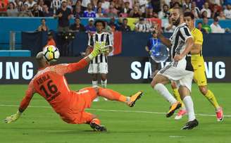 Higuaín toca na saída de Areola para marcar gol da Juventus