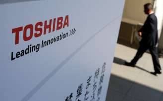 Logo da Toshiba durante reunião extraordinária com acionistas da empresa em Chiba, Japão
30/03/2017 REUTERS/Toru Hanai