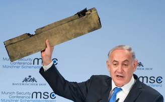 Premier de Israel exibe pedaço de drone para criticar Irã