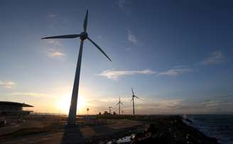 Turbina de vento usada para gerar eletricidade é vista em Fortaleza  26/04/2017  REUTERS/Paulo Whitaker 