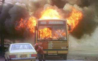 Revoltados com a primeira chacina, em 1994, moradores de Nova Brasília atearam fogo a um ônibus