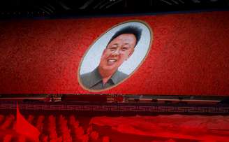 Participantes formam retrato do falecido líder norte-coreano Kim Jong Il, durante espetáculo em Pyongyang 09/09/2018  REUTERS/Danish Siddiqui 