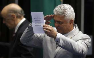 Major Olímpio exibe cédula de votação na eleição para a presidência do Senado