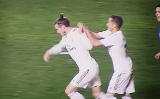 Bale não quis comemorar com Lucas Vázquez o gol da vitória do Real Madrid no último domingo (Foto: Reprodução)