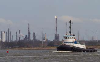 Barco passa pelo canal de Houston, com refinarias ao fundo
30/01/2012
REUTERS/Richard Carson