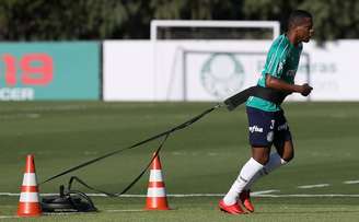 Carlos Eduardo está completamente recuperado de entorse no tornozelo direito (Agência Palmeiras/Divulgação)