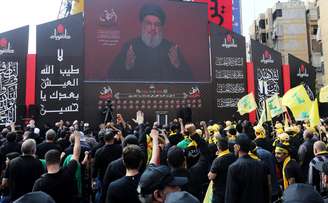 Líder do Hezbollah, Sayyed Hassan Nasrallah, discursa para apoiadores através de telão durante cerimônia religiosa xiita em Beirute
10/09/2019
REUTERS/Aziz Taher