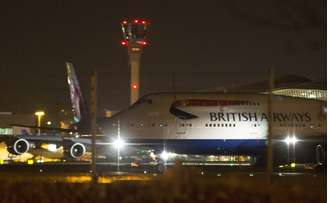 Avião taxia perto da torre de controle do aeroporto de Heathrow
12/12/2014
REUTERS/Peter Nicholls