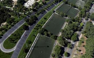 Avenidas e campos de futebol vazios no Aterro do Flamengo, no Rio de Janeiro
26/03/2020
REUTERS/Ricardo Moraes