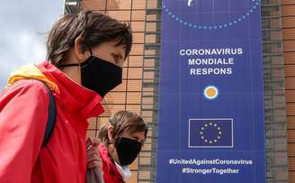 Mulheres usando máscaras de proteção passam em frente à sede da Comissão Europeia em Bruxelas
05/06/2020 REUTERS/Yves Herman