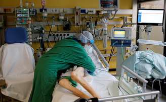 Enfermeira trata paciente com Covid-19 em UTI de hospital em Aachen, Alemanha
21/12/2020
REUTERS/Leon Kuegeler