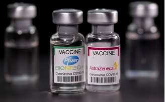 Frascos de vacina contra a Covid-19 da Pfizer-BioNTech e AstraZeneca
19/03/2021 REUTERS/Dado Ruvic/Ilustração