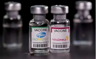 Frasco rotulado como de vacina da AstraZeneca contra Covid-19 ao lado de frasco rotulado como de vacina Pfizer-BioNTech contra Covid-19 em foto de ilustração
19/03/2021 REUTERS/Dado Ruvic