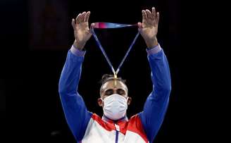 Pugilista cubano Arlen López mostra medalha de ouro conquistada na Olimpíada Tóquio 2020
04/08/2021 Pool via REUTERS/Buda Mendes