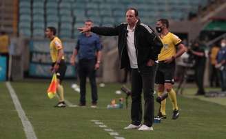 Rogério durante a derrota para o Grêmio em Porto Alegre: 'Passamos vergonha' (Foto: Rubens Chiri / saopaulofc.net)