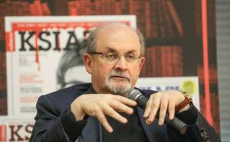 Salman Rushdie foi esfaqueado em Nova York, nos EUA
