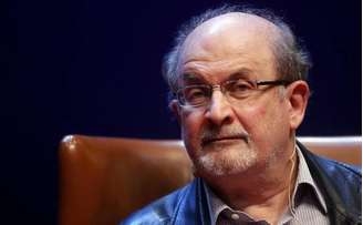 Salman Rushdie ainda se recupera das agressões