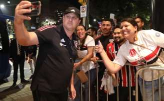 Ceni recebe torcedores em MG (Foto: Rubens Chiri / saopaulofc)