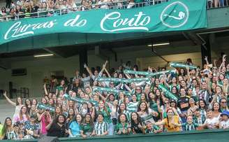 Coritiba deveria estrear em 2023 sem a presença de público, mas mulheres e crianças puderam assistir ao jogo