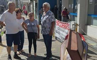 A aposentado em frente ao INSS de Piracicaba