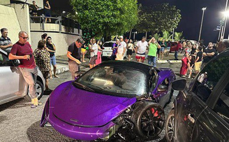 Carro de luxo avaliado em mais de R$ 2 mi fica destruído após colisão em Maceió